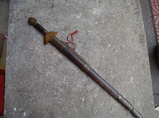 老汉捡到古董宝剑,专家鉴定后提议上交,他却把古剑磨成了菜刀