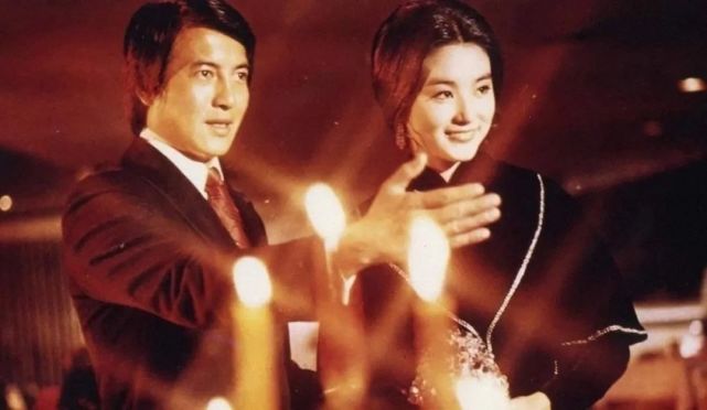 《八佰》：杨惠敏伸出三根手指敬的是什么礼？代表什么意义？_腾讯新闻