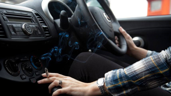 你开车时会抽烟吗?危害其实挺多的,对车对人都不好