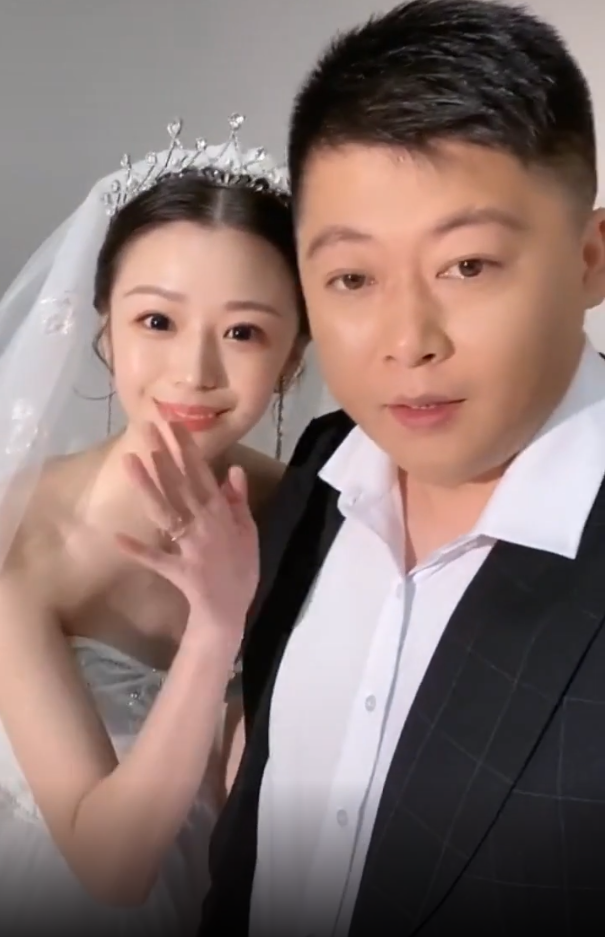 贺树峰和杨晨登记当天的自拍照,不少网友看到他们夫妻的结婚照,婚纱照