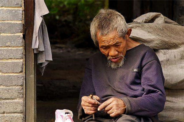 67岁孤寡老人街头流浪,深夜饿晕在路边,两位好心小伙送老人回家