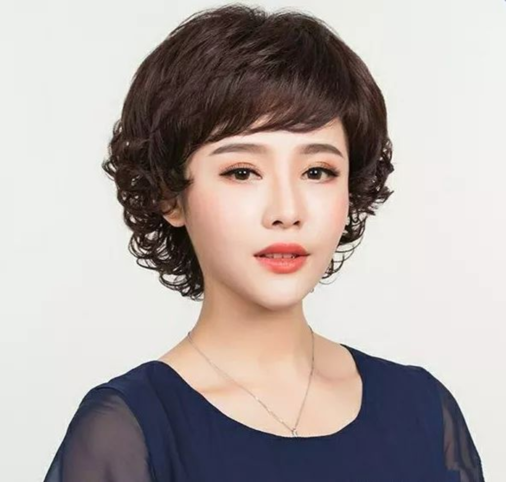 60岁白发大姐,全头烫小卷,真洋气