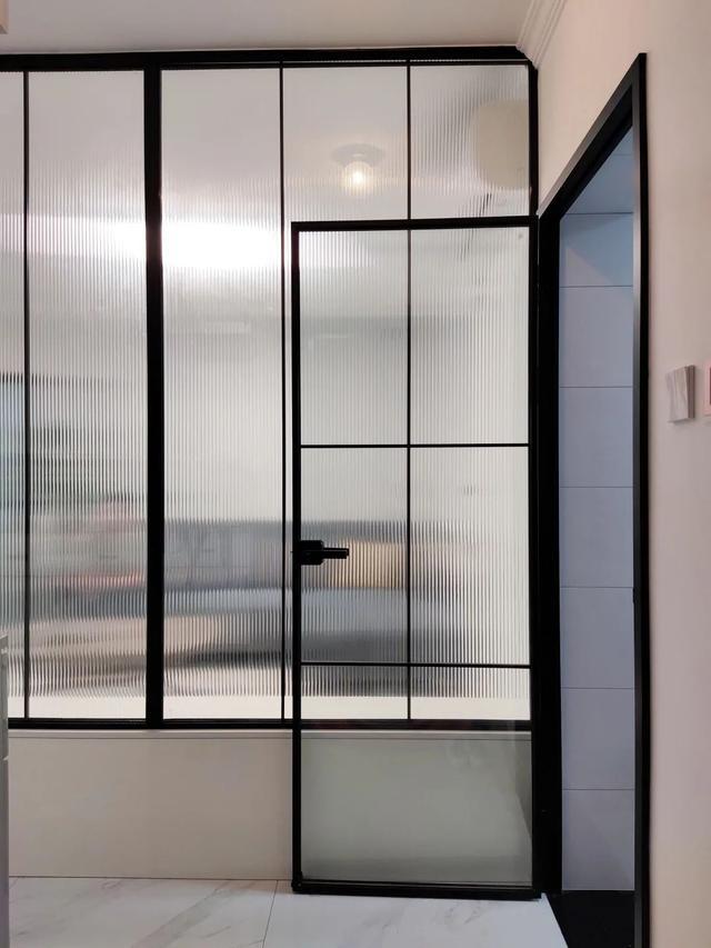 厨房门采用通透感很强的透明玻璃门,超窄边框设计,时尚现代.