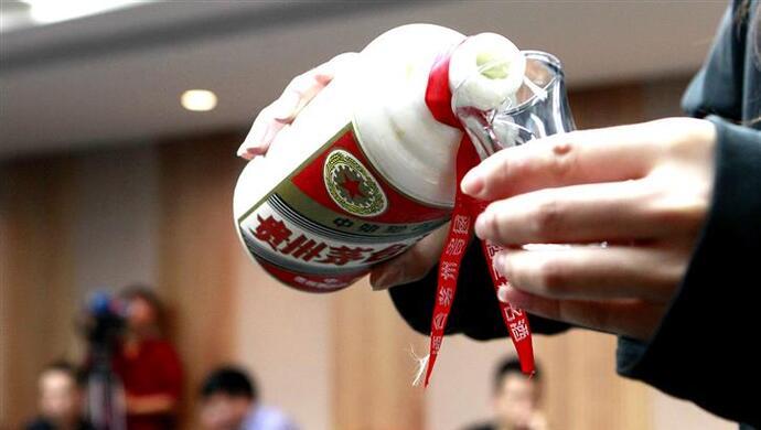 喝酒|新员工不能喝酒被抽耳光：“酒桌文化”算什么文化？不过是驯化