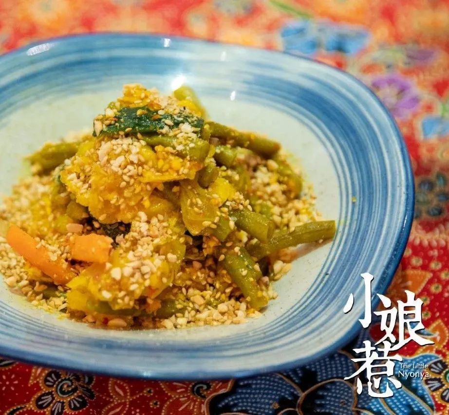 学习烹饪是娘惹们的必修课,百年沉淀下,形成了新的菜系——娘惹菜.