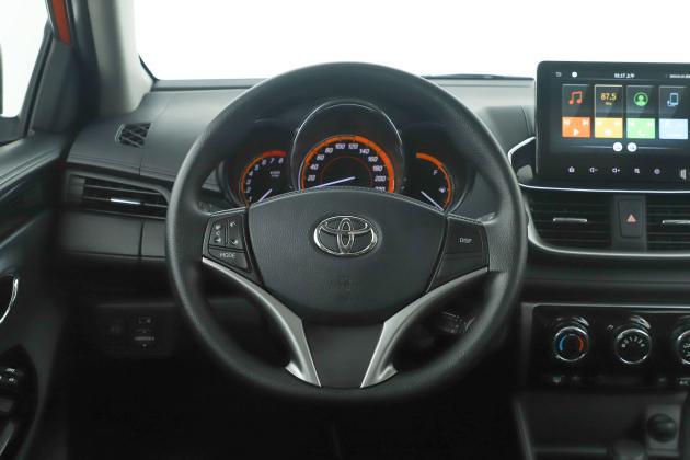 坐進車內,yaris l致炫2020款致炫x 1.