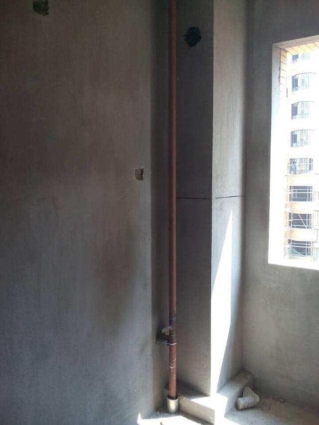 坚决不签字,燃气管道还能从客厅横穿到厨房?业主:天天提心吊胆