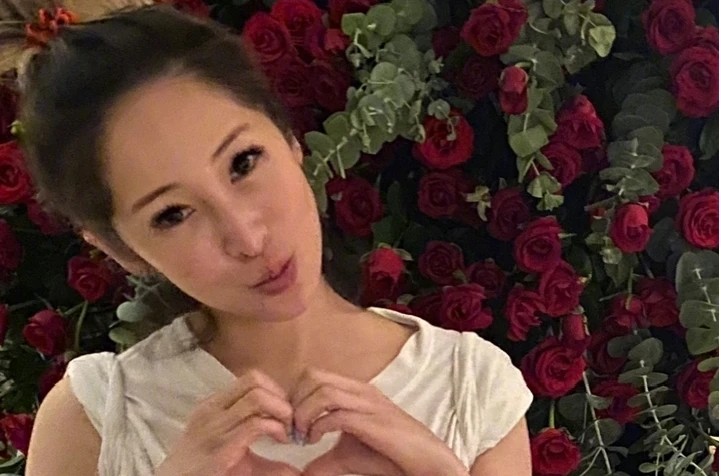 萧亚轩|萧亚轩生日与男友穿同一套粉红西装秀恩爱，收1047朵玫瑰有玄机