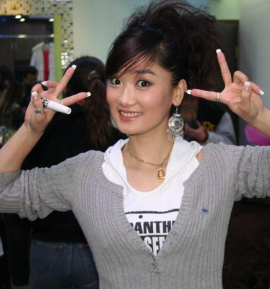 火了十几年的凤凰传奇,如今杨魏玲花,曾毅,各自过得怎么样?_腾讯新闻