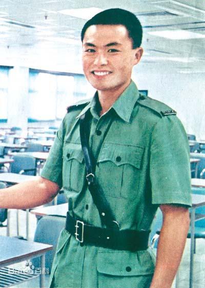 徐步高本人经香港警方的调查,在袭击警员梁成恩的案件中,关键证据口罩