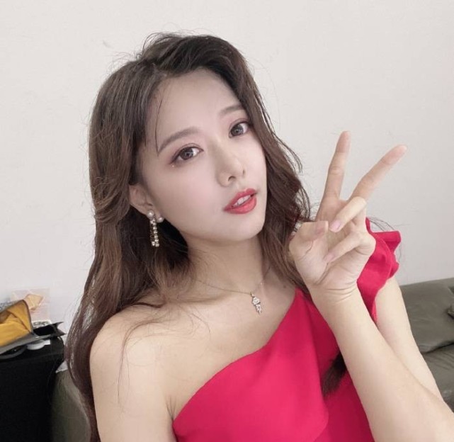 今日图集:lpl官方女主持——川妹子骆歆