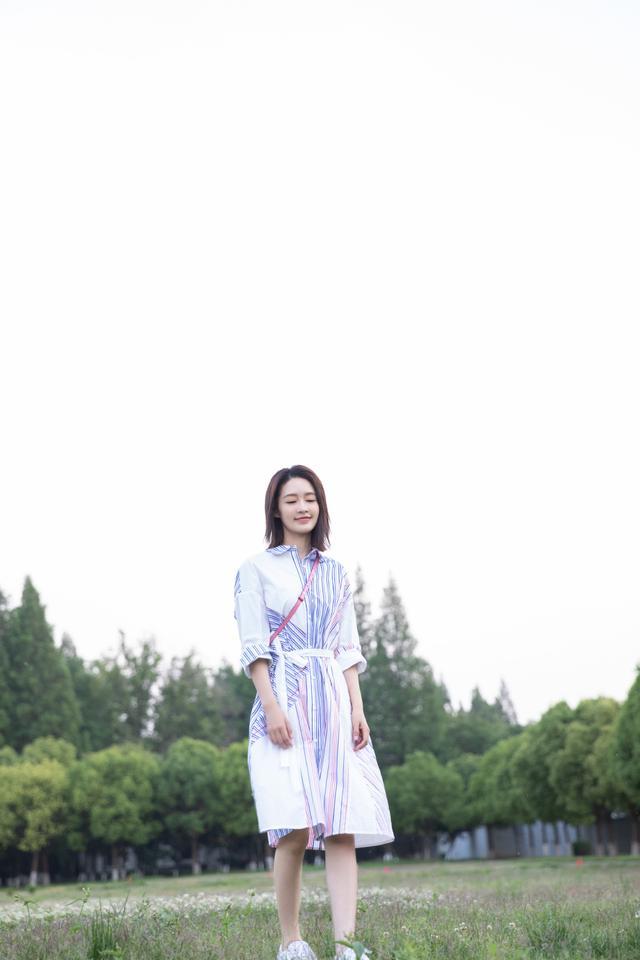 凭借庆余年爆红的李沁穿条纹衬衫牛仔裤清爽似大一新生