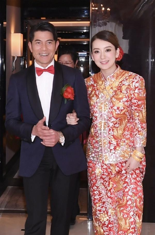杜德伟与李晓冰 杜德伟与太太李晓冰于2012年结婚,两人年纪相差24年.