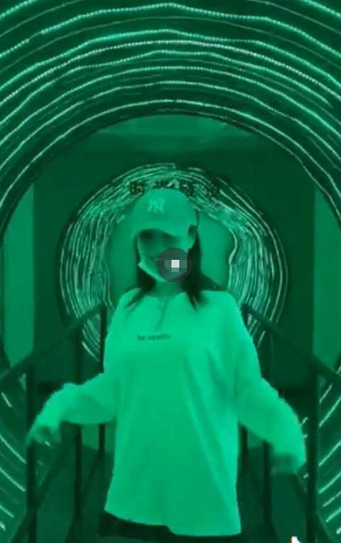 甜馨|李小璐带甜馨出游，把自己打扮成20岁少女，却把甜馨穿成土娃