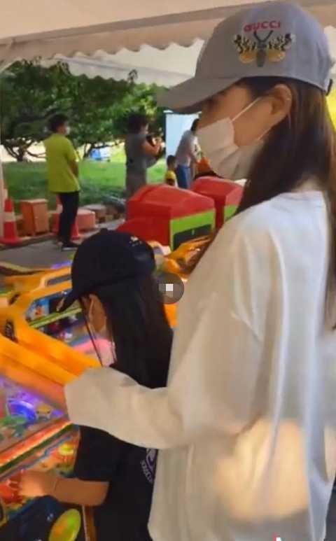 甜馨|李小璐带甜馨出游，把自己打扮成20岁少女，却把甜馨穿成土娃