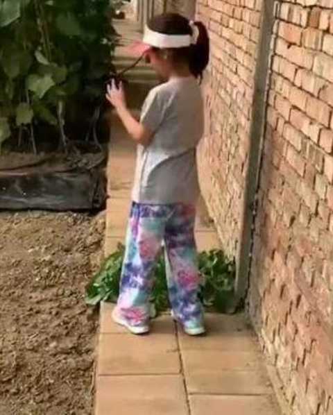 甜馨|李小璐带甜馨出游，把自己打扮成20岁少女，却把甜馨穿成土娃