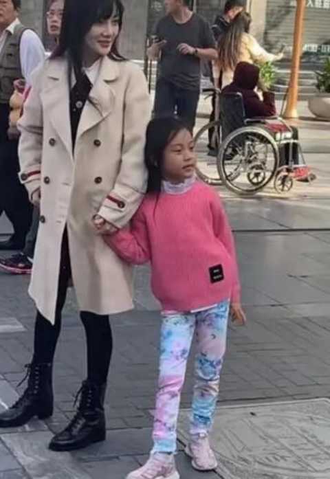 甜馨|李小璐带甜馨出游，把自己打扮成20岁少女，却把甜馨穿成土娃