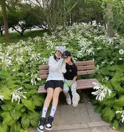 甜馨|李小璐带甜馨出游，把自己打扮成20岁少女，却把甜馨穿成土娃