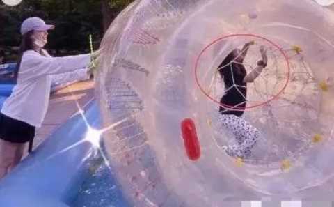 甜馨|李小璐带甜馨出游，把自己打扮成20岁少女，却把甜馨穿成土娃