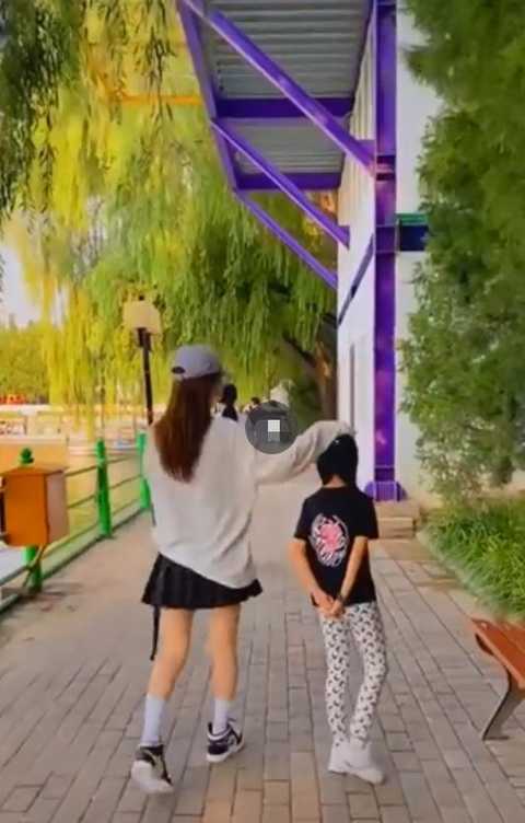 甜馨|李小璐带甜馨出游，把自己打扮成20岁少女，却把甜馨穿成土娃