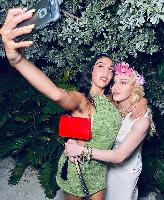 麦当娜|62岁麦当娜晒和服自拍，宛如少女，传闻将参与神秘电影项目