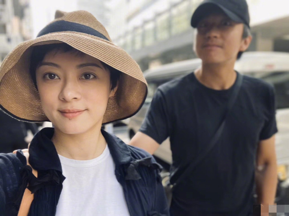 孙俪|邓超晒夫妻合照提前过七夕，与孙俪情侣装秀恩爱，老夫老妻甜掉牙