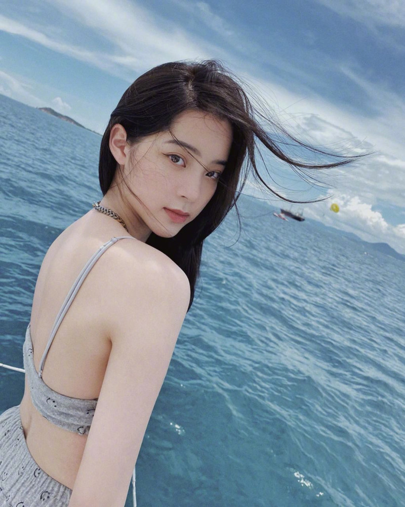 欧阳娜娜泳装这也太白了吧白富美娜娜子