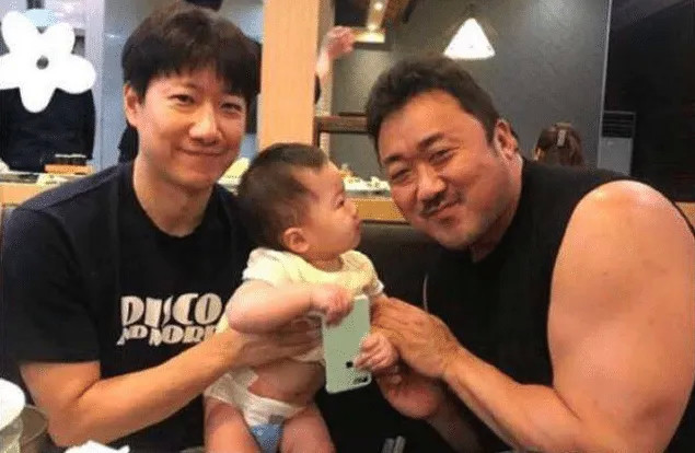 网红|曾火遍全网的“体育老师”，被49岁肌肉大叔虏获，堪称现实版美女与野兽