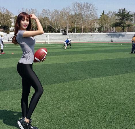 网红|曾火遍全网的“体育老师”，被49岁肌肉大叔虏获，堪称现实版美女与野兽