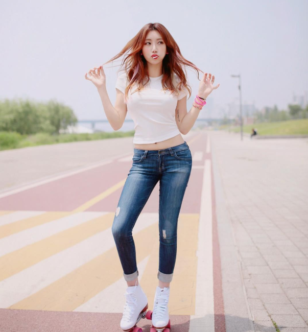 网红|曾火遍全网的“体育老师”，被49岁肌肉大叔虏获，堪称现实版美女与野兽