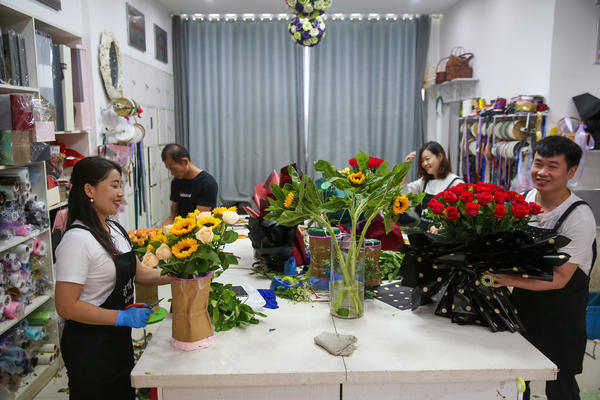 探访郑州七夕花卉市场 玫瑰价格暴涨 有商家却说 不涨价 腾讯新闻