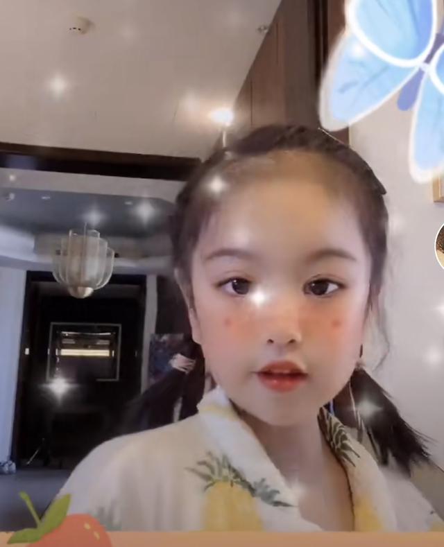 包贝尔|包贝尔女儿长大了！5岁容貌逆袭气质大变，对镜头挑眉表演天赋强