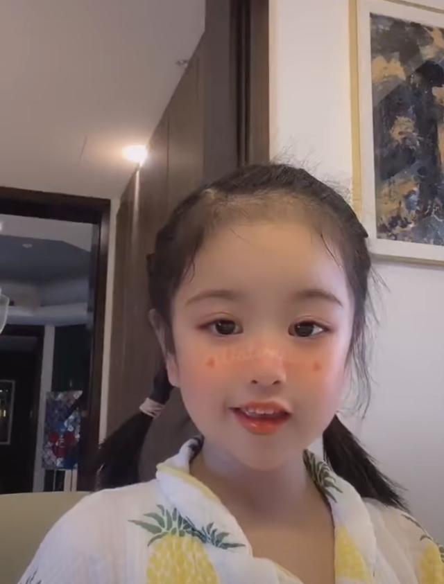 包贝尔|包贝尔女儿长大了！5岁容貌逆袭气质大变，对镜头挑眉表演天赋强
