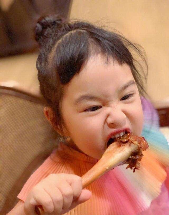 包贝尔|包贝尔女儿长大了！5岁容貌逆袭气质大变，对镜头挑眉表演天赋强