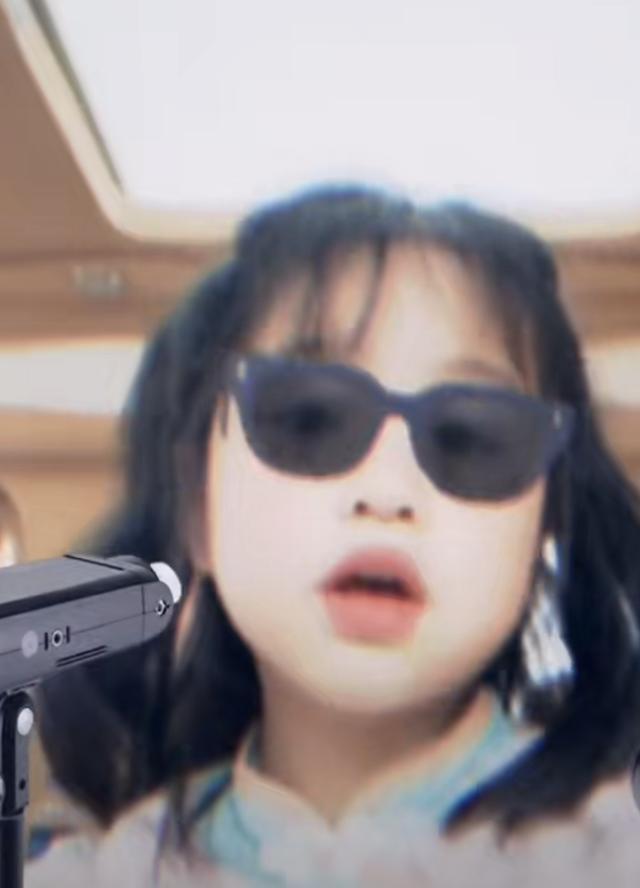 包贝尔|包贝尔女儿长大了！5岁容貌逆袭气质大变，对镜头挑眉表演天赋强