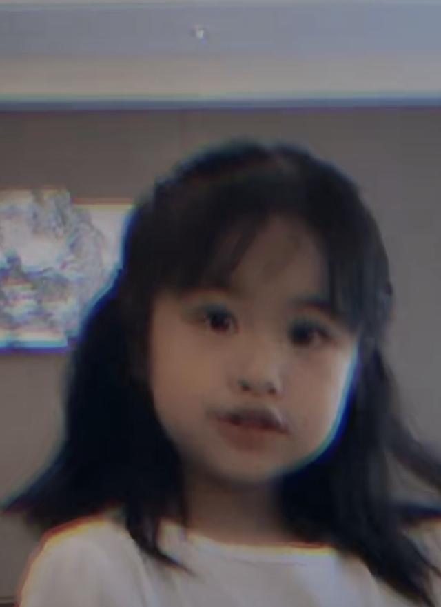 包贝尔|包贝尔女儿长大了！5岁容貌逆袭气质大变，对镜头挑眉表演天赋强