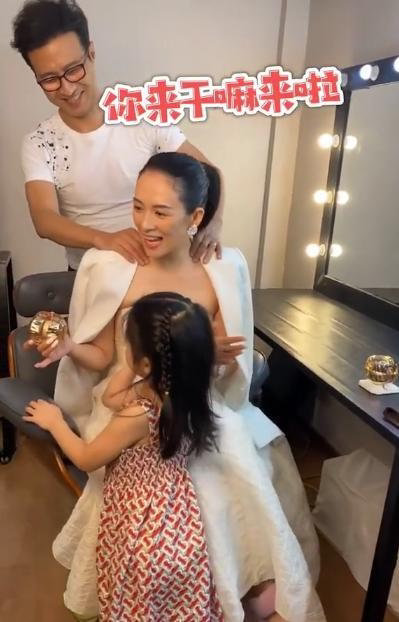汪峰|汪峰章子怡低调现身看演出，汪峰紧搂章子怡，保护欲十足秀恩爱