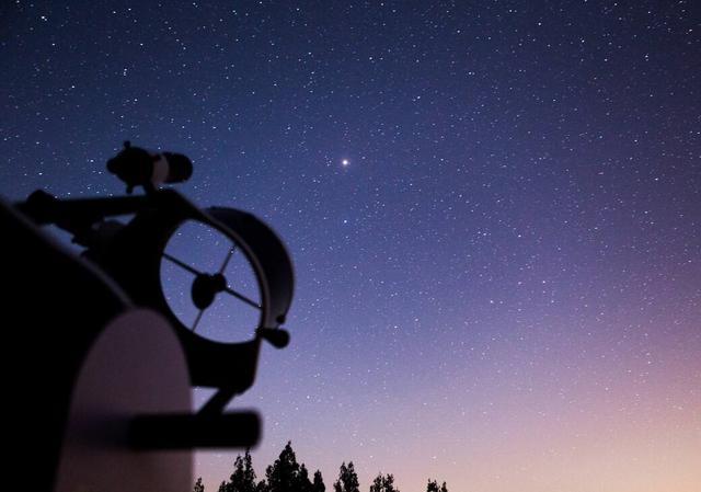 年轻的一等星北落师门我国大部分地区秋夜能看到的最南亮星