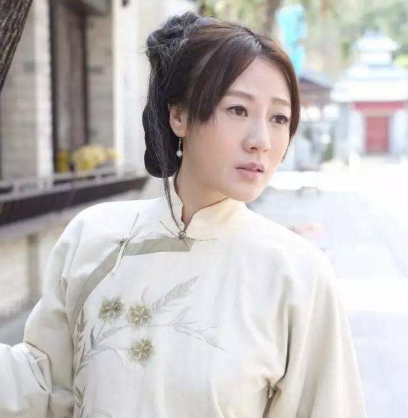 绿叶演员康华近照曝光49岁成整容僵硬脸为工作拼命惹人怜爱