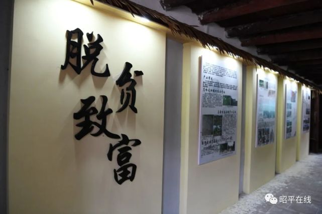 村史馆内两侧展板步入村史馆一楼,首先看到的是一个祠堂在祠堂两旁的