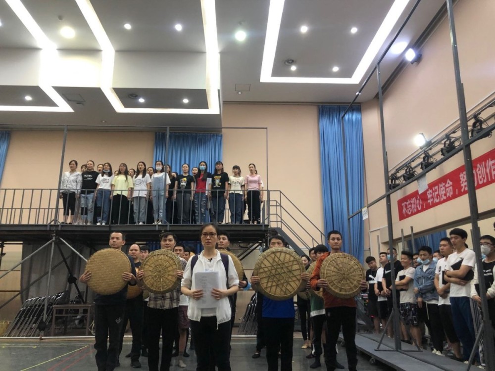 扶贫路上|民族歌舞剧《扶贫路上》昨日联排，导演田沁鑫要把黄文秀的故事唱出来