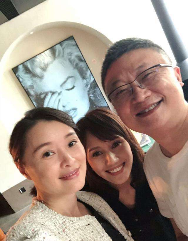 吴越素颜探班,脸上斑点都清晰可见,面对镜头依然自信!