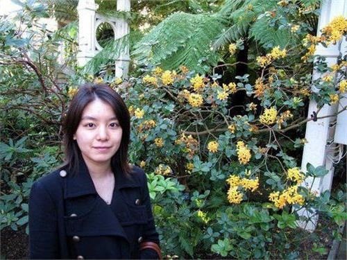 1982年张京生于浙江省杭州市,自小便生长在江南地区