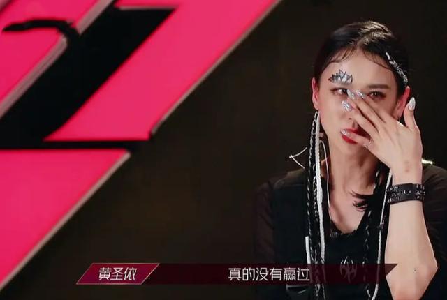黄圣依|37岁黄圣依近照小腹凸出！被宁静批没自我，却眼圈泛红当场想敬酒