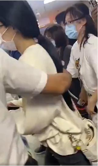 凤凰传奇|吃瓜日报丨宋丹丹正式退休；钱枫疑似脱单；姐弟恋明星宣布分手