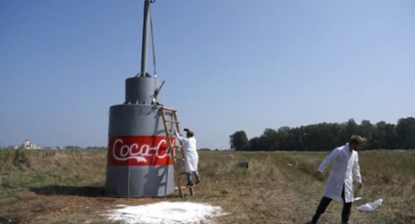 小苏打|快乐源泉！俄罗斯网红用小苏打喷发10000升可乐，场面壮观迅速走红