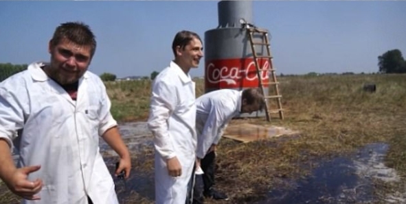 小苏打|快乐源泉！俄罗斯网红用小苏打喷发10000升可乐，场面壮观迅速走红