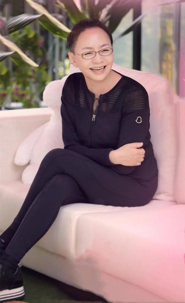 快60的宋丹丹不服老,穿一身黑看似低调,却秀出了"丝袜腿"