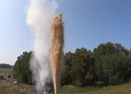 小苏打|快乐源泉！俄罗斯网红用小苏打喷发10000升可乐，场面壮观迅速走红