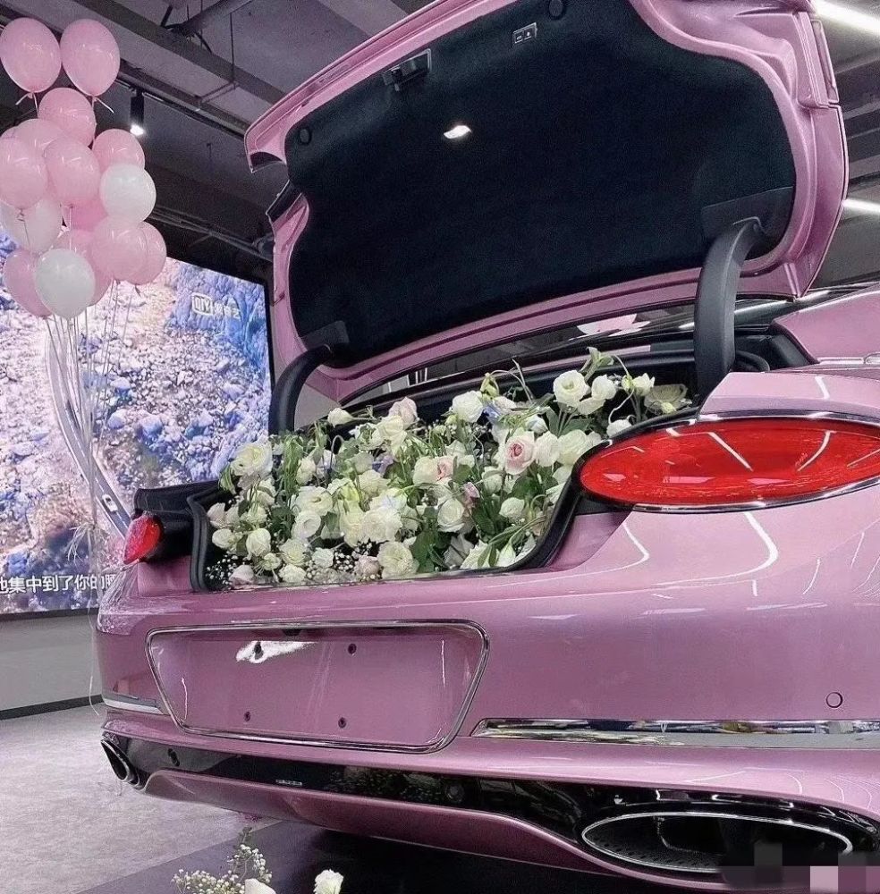 最豪的七夕礼物,富二代送粉色宾利豪车求爱,怪不得我们都单身